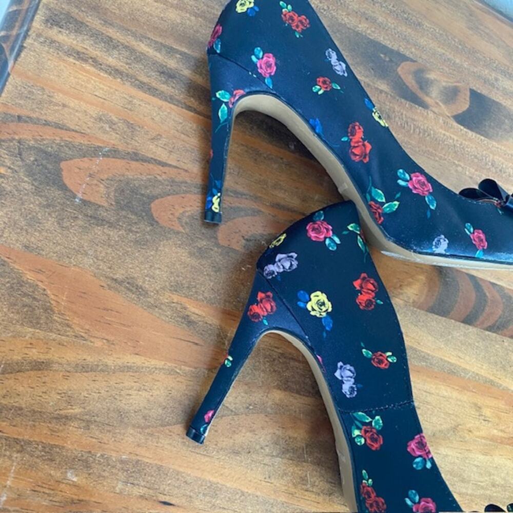 Betsey Johnson Bret Rose Print Stiletto Satin Heels Rockabilly Retro - Size 7 - Picture 9 of 9